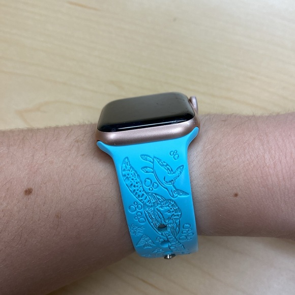 Apple Watch: Series 5 GPS - Picture 2 of 4